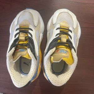 Shoes for kids good condition confortable.